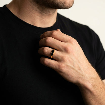 STAVR Onmodel — Onyx Round Signet Ring — 18K Gold