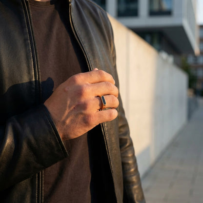 STAVR Urban — Onyx Round Signet Ring — 18K Gold