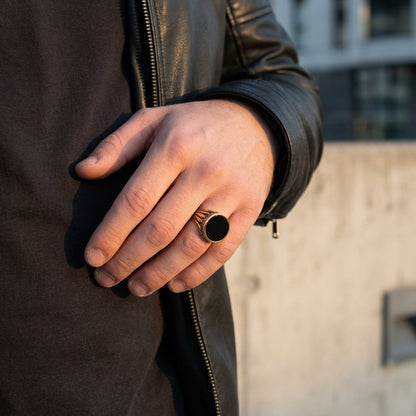 STAVR Urban — Onyx Signet Ring — 18K Gold