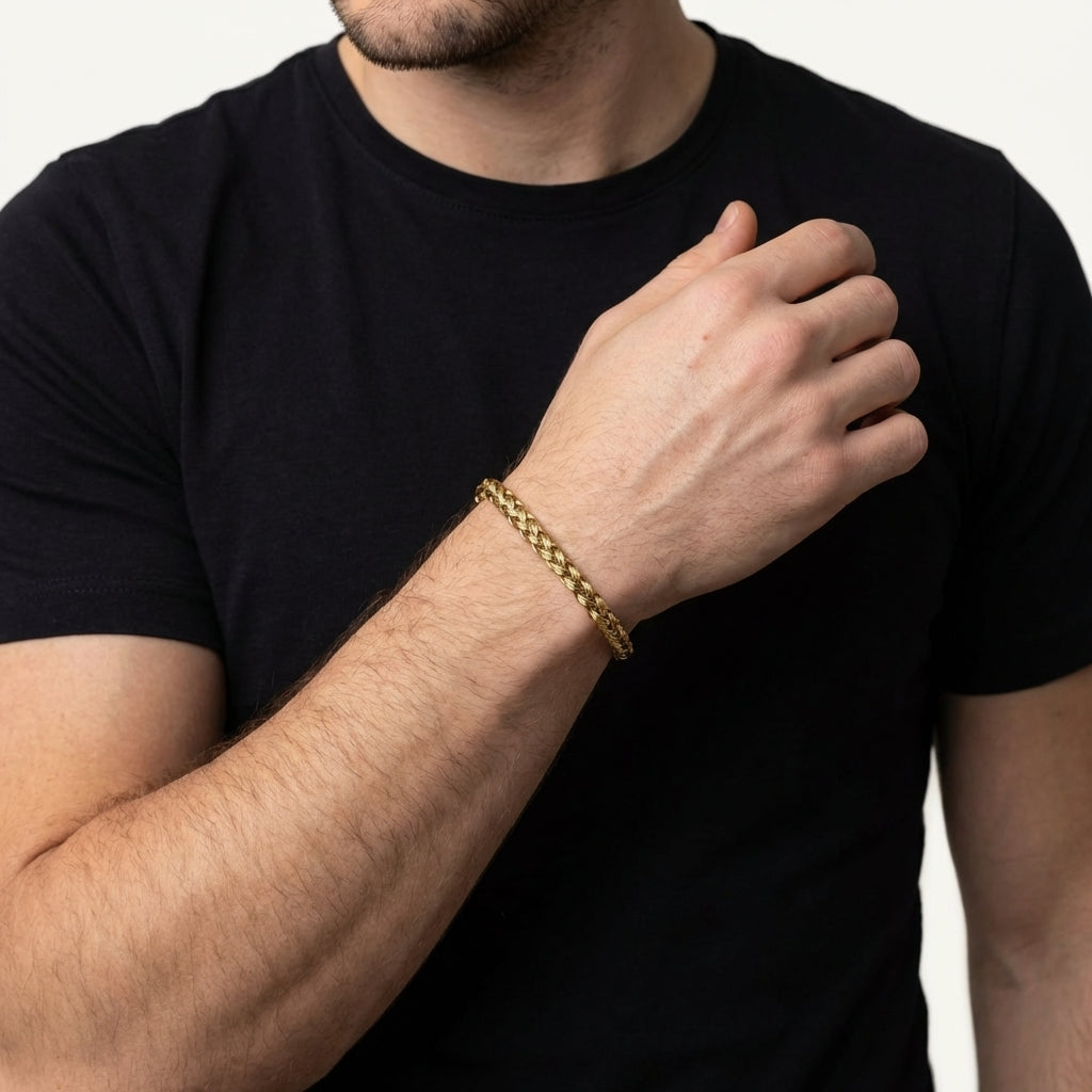 STAVR Onmodel — Wire Bracelet — 18K Gold
