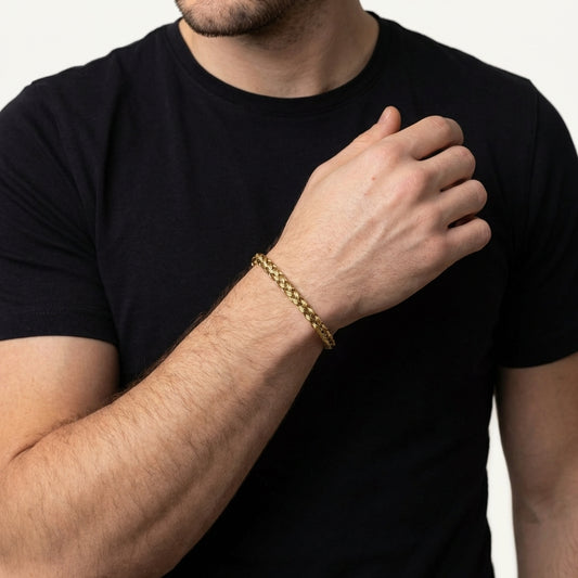 STAVR Onmodel — Wire Bracelet — 18K Gold